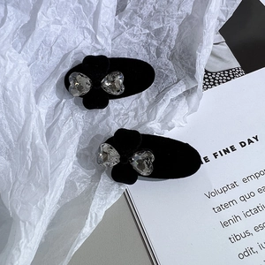 Détail de barrettes à cheveux floquées noires avec cristaux K9 étincelants en forme de cœur