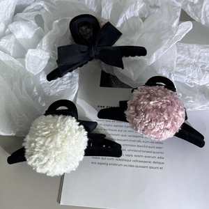 Détails de pinces à cheveux floquées avec nœud en satin et pompons en fausse fourrure