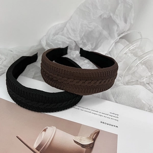 Serre-tête en tricot épais pour femme en noir et marron avec texture torsadée élégante