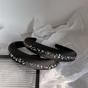 Lot de deux serre-têtes noirs rembourrés avec étoiles argentées et strass brillants