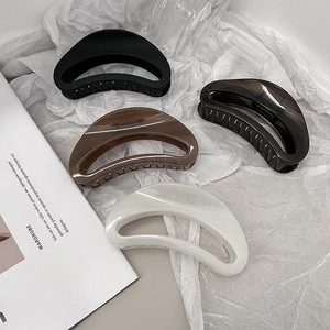 Grandes pinces à cheveux demi-lune en noir mat, caramel, gris fumé et blanc crème