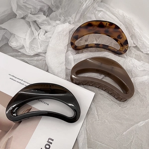 Lot de trois grandes pinces à cheveux évidées en léopard, marron et noir brillant