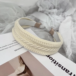 Vue détaillée de la texture tricotée torsadée crème sur le bandeau en tissu chic
