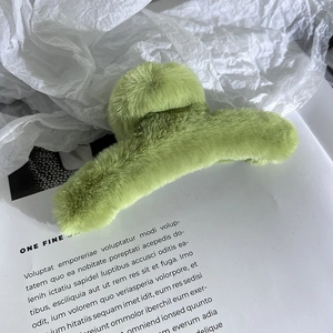 Dettaglio del fermaglio per capelli in peluche verde chiaro con morbida pelliccia