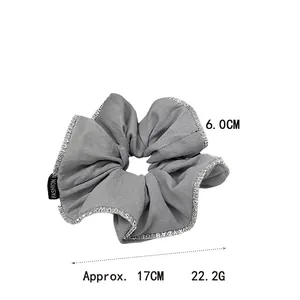 Elegante scrunchie grigio con bordo in pizzo e motivi a lettere, accessorio diametro 17 cm