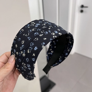 Serre-tête large rétro à fleurs bleu foncé avec design plissé élégant pour femmes