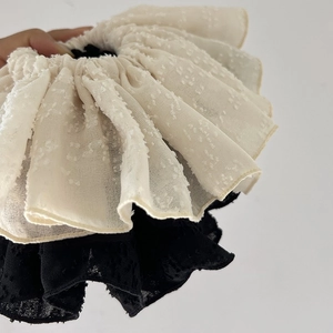 Lot de grands chouchous en mousseline noir et blanc avec texture élégante à pois plissés