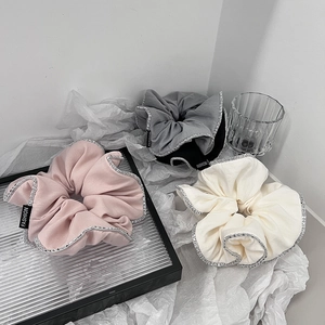 Set di tre eleganti elastici in tessuto rosa, grigio e bianco con bordi in pizzo con lettere