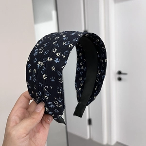 Serre-tête large vintage en tissu bleu marine plissé avec des motifs de fleurs