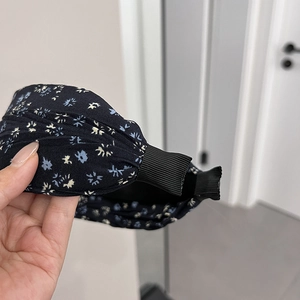 Serre-tête large à fleurs vintage avec tissu plissé sombre et finitions élastiques