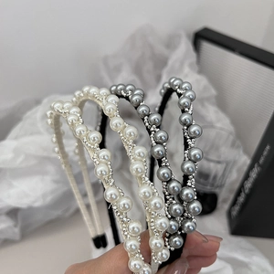 Exquise parel en kristal golvende haarband met elegante handgemaakte kraaldetails