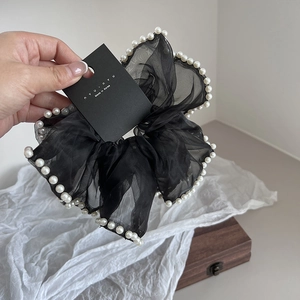 Chouchou élégant en tulle noir surdimensionné avec perles blanches et plis flous
