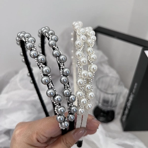 Elegante haarband met parels en kristallen in grijs en wit voor damesmode