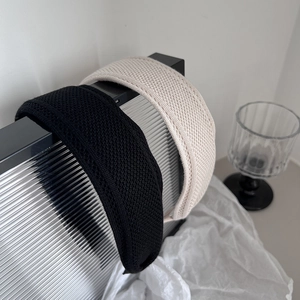 Klassische schwarze und beige breite Strick-Haarreifen in minimalistischem Retro-Stil
