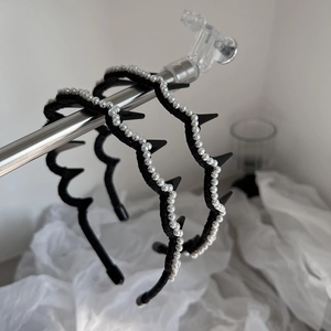 Serre-tête ondulé élégant avec perles et dents antidérapantes en tissu noir et perles blanches
