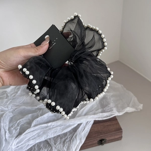 Chouchou élégant en résille noire avec perles blanches et design plissé multicouche