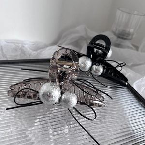 Grandes pinces à cheveux élégantes en noir et marron avec boules argentées décoratives