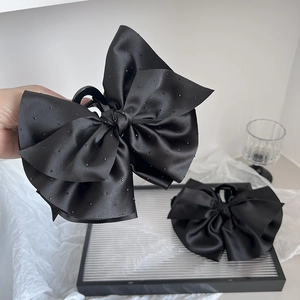 Pince à cheveux nœud noir classique en satin avec strass discrets et style minimaliste
