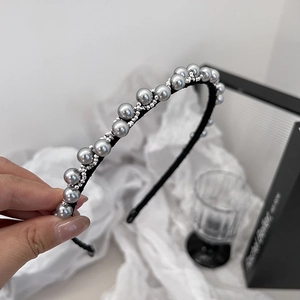 Detail van de elegante parel haarband met grijze imitatieparels en zilveren kralen decoratie