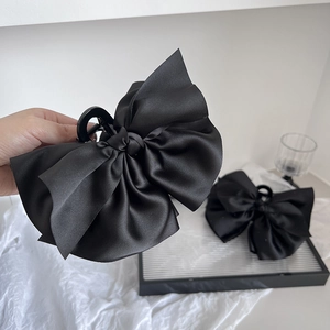Lot de deux pinces à cheveux élégantes avec nœuds en satin noir et texture soyeuse chic