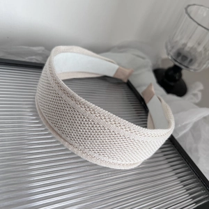 Eleganter breiter Strick-Haarreif in Beige mit Webstruktur und rutschfestem Futter