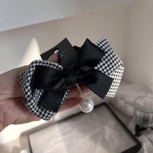 Chouchou élégant avec nœud en pied-de-poule, soie noire, perle et pampilles strass
