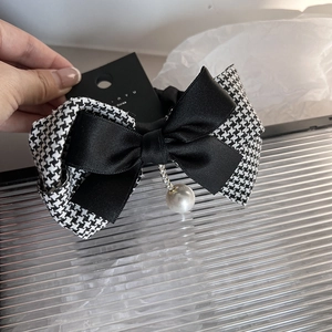 Élastique à cheveux chic avec nœud pied-de-poule, pendentif perle et détails en zircon