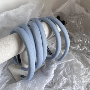 Lot de six serre-têtes minimalistes en tissu bleu clair avec étiquette faite à la main