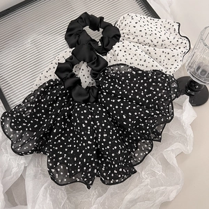 Détail de chouchous en mousseline à pois, modèles noir et blanc avec volants