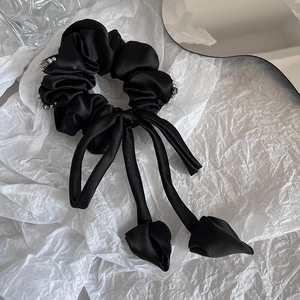 Chouchou élégant en satin noir avec perles et longs rubans aux pointes de tulipes