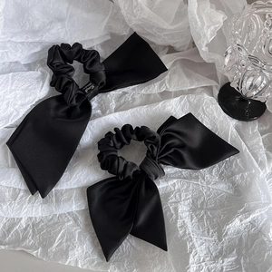 Elegante schwarze Satin-Haargummis mit Schleife und langen Bändern im Seidenlook