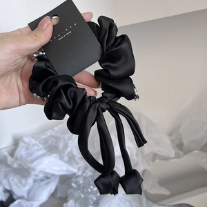 Chouchou élégant en satin noir avec nœud et perles pour coiffures en queue de cheval