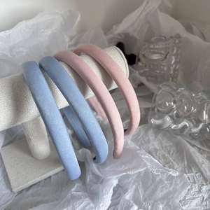 Détail de serre-têtes rembourrés en éponge bleu clair et rose en tissu texturé