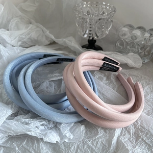 Détail de serre-têtes en tissu doux avec étiquette faite main et texture rembourrée