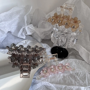Gros plan de pinces à cheveux fleurs élégantes avec strass et finition brillante