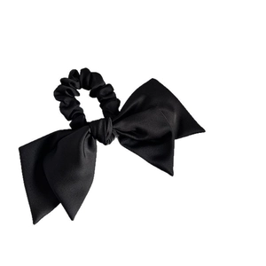 Eleganter schwarzer Satin-Haargummi mit Schleife für Damen, ideal für einen tiefen Pferdeschwanz