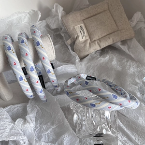 Lot de cinq serre-têtes en tissu bleu clair avec motifs floraux et cœurs