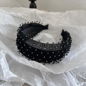 Cerchietto con strass scintillanti, maglia larga nera e velo a rete vintage per donna