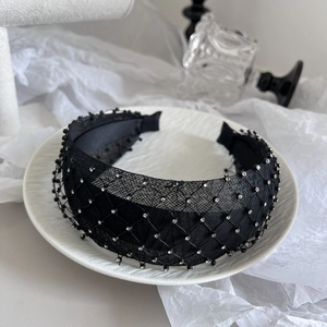 Cerchietto largo nero vintage con strass e rete su vassoio in ceramica bianca