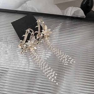 Elegante goldene Blumenhaarklammern mit Strasssteinen und langen Perlenquasten