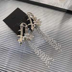 Eleganter goldener Blumen-Haarclip mit langen Perlenquasten und funkelnden Strasssteinen