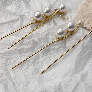 Épingle à cheveux élégante en métal doré avec perles blanches en spirale pour chignon