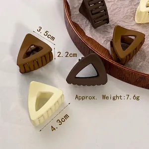 Mini pinces à cheveux mates aux tons terreux, comprenant le marron foncé et le beige