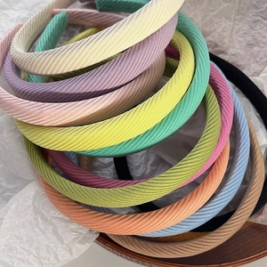 Détail des serre-têtes en tissu côtelé aux couleurs pastel et texture douce en sergé