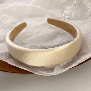 Detail of cream sponge headband with luxury twill satin texture and non-slip lining