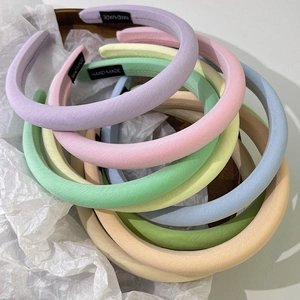 Détail macro de bandeaux en éponge multicolores avec étiquettes fait main sur bois