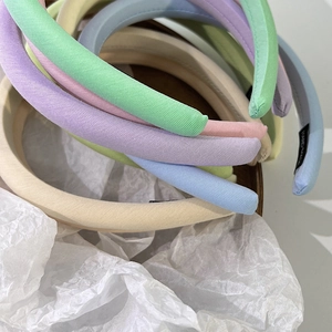 Détails de bandeaux colorés en tissu macaron avec rembourrage doux et étiquette faite main