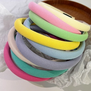Serre-têtes en tricot pastel pour un effet volumisant sur le dessus de la tête