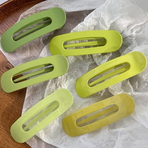 Lot de six barrettes à cheveux vertes aux finitions mates et brillantes sur papier