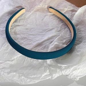 Détail du serre-tête fin bleu foncé avec texture satinée et doublure intérieure douce